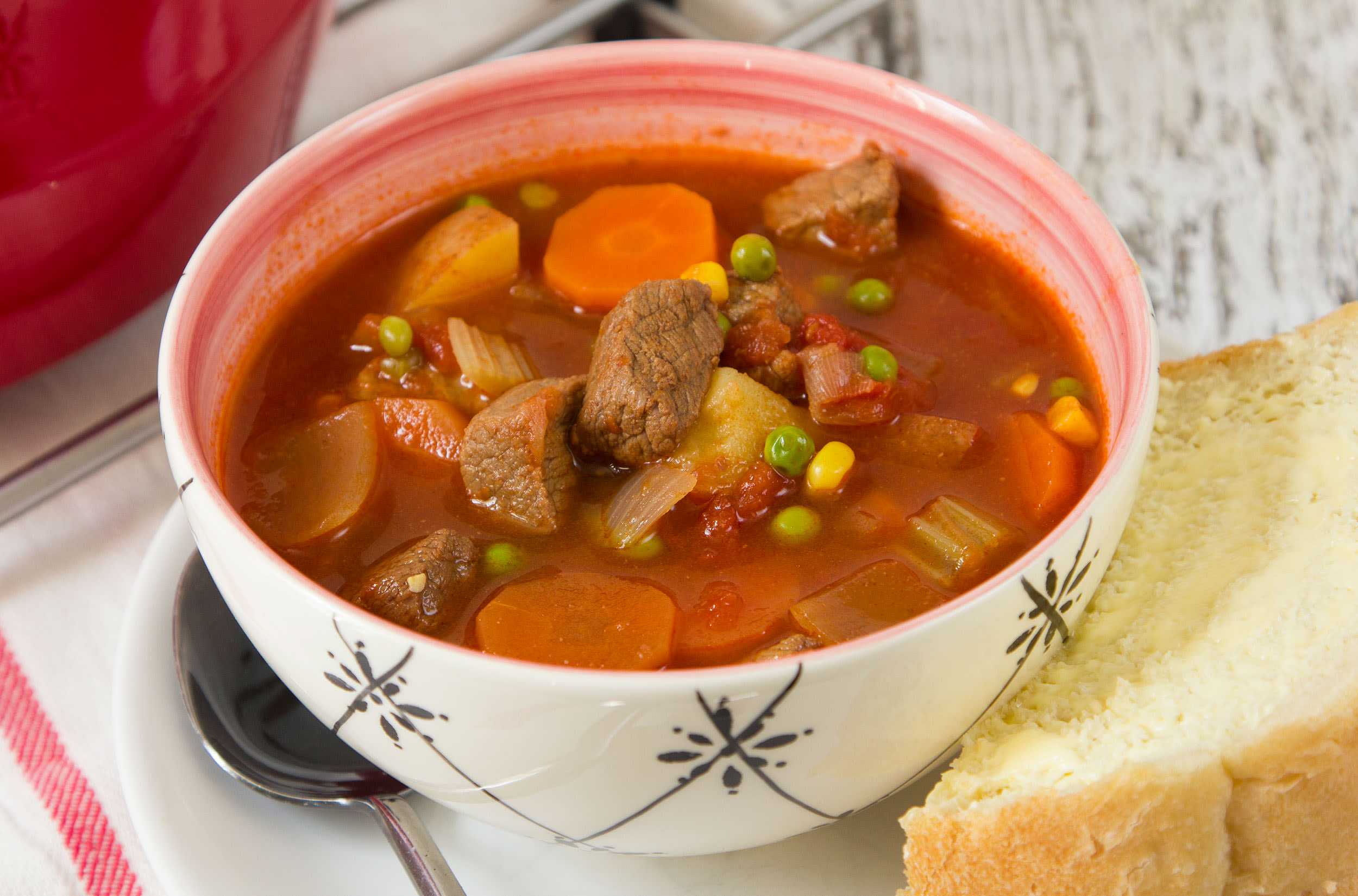 Простой суп мясо картошка. Для супа. Мясной суп. Говядина для супа. Овощной суп с говядиной.