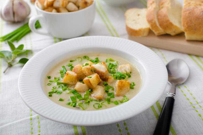 Словацкий чесночный суп с гренками