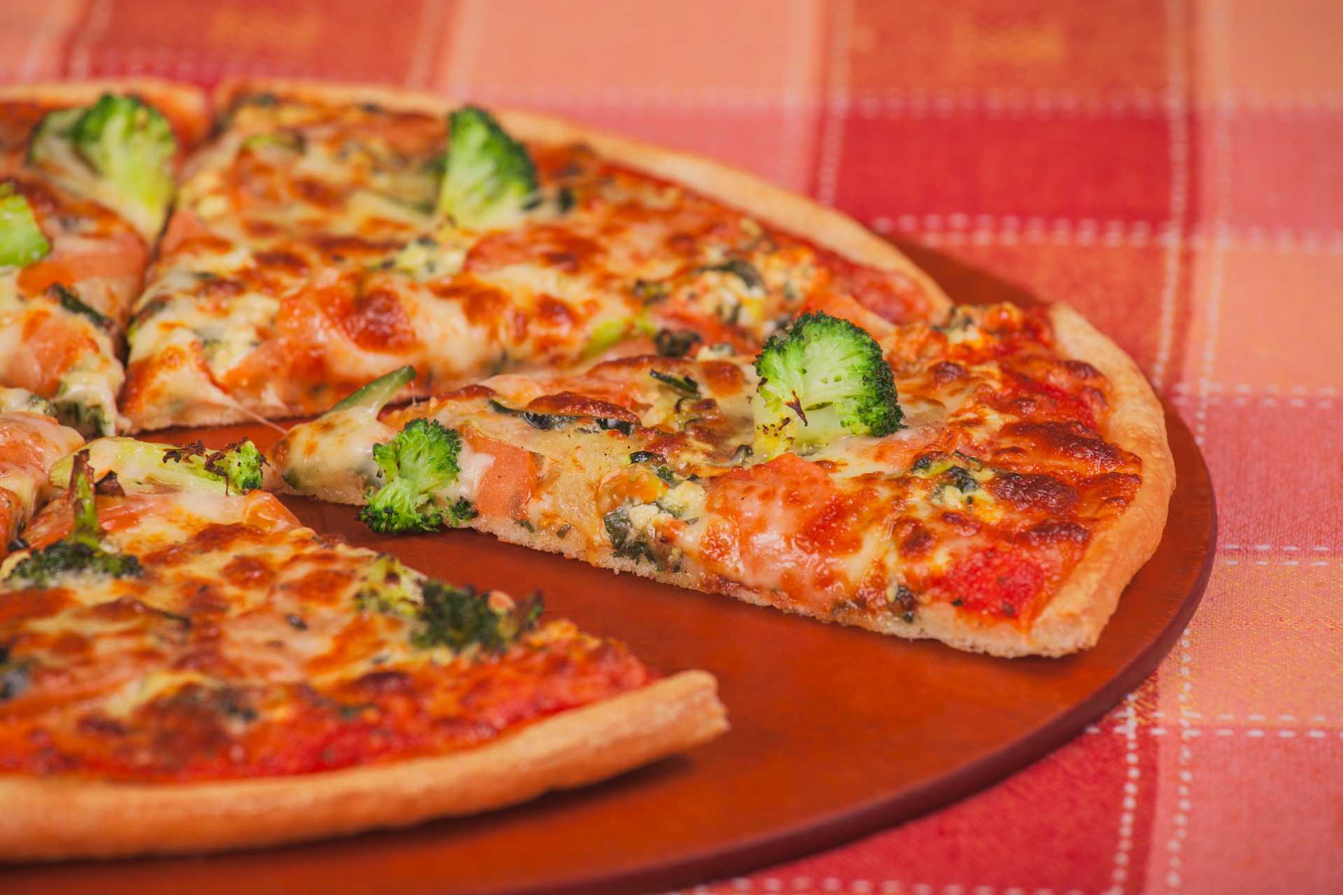 Простые начинки для пиццы. ПИЦЦИЗ дрожжевого теста. Начинка для пиццы. Пицца из дрожжевого теста. Пицца надрожевом тесте.