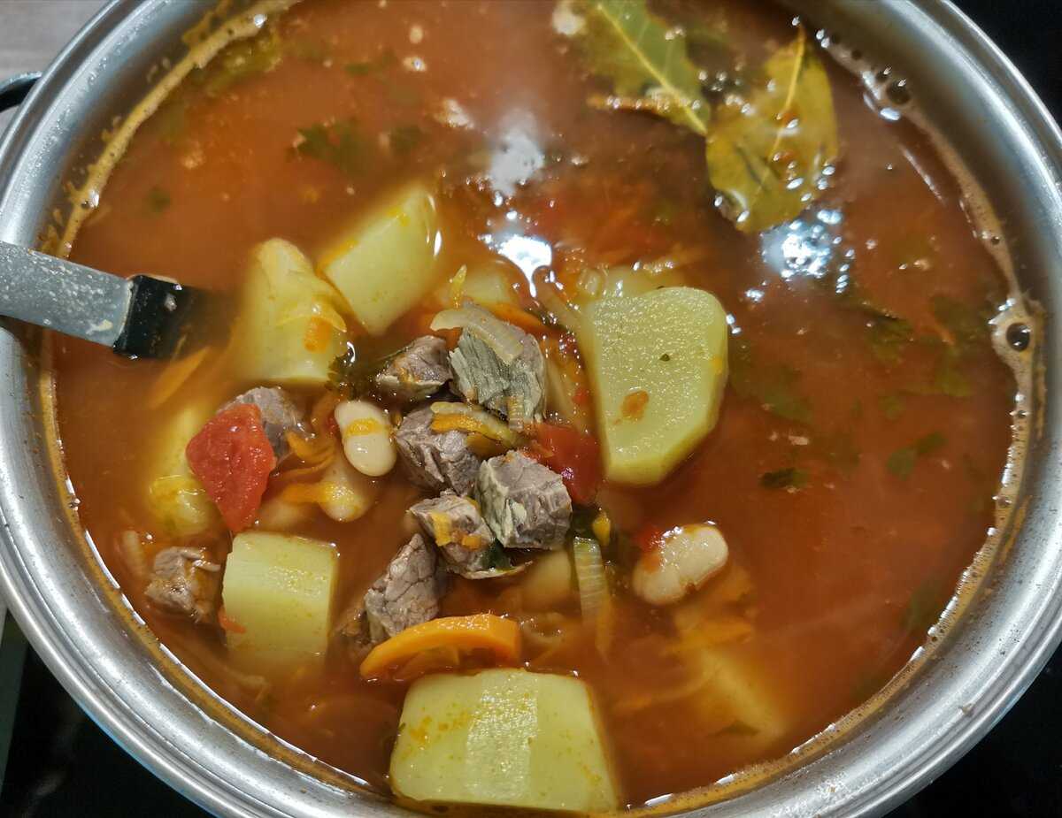 Суп с говядиной рецепты вкусные и простые. Кавказские супы. Суп с тушеной говядиной. Овощной суп с тушенкой. Суп из тушенки говяжьей.