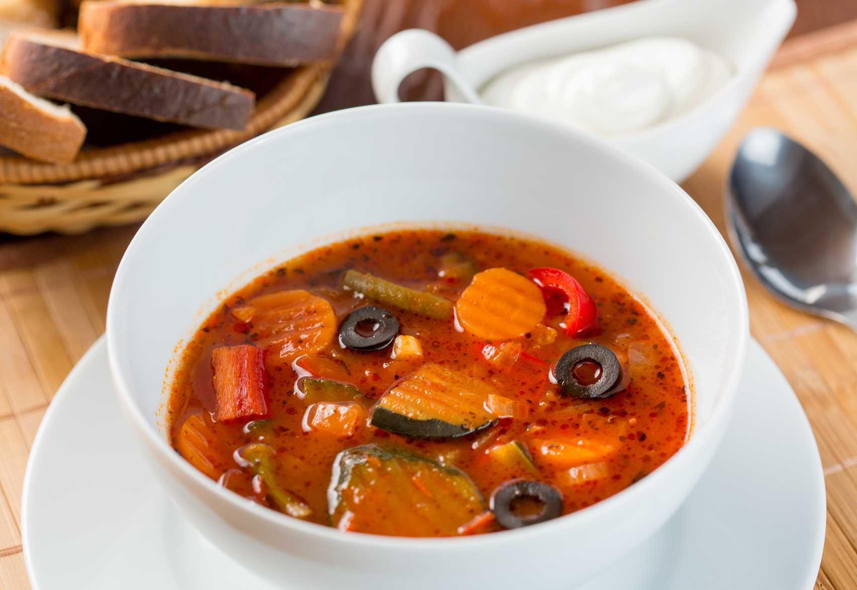 Рецепты томатного супа с говядиной. Томатный суп с маслинами. Овощной томатный суп. Суп с томатами и перцем болгарским. Томатный суп с овощами.
