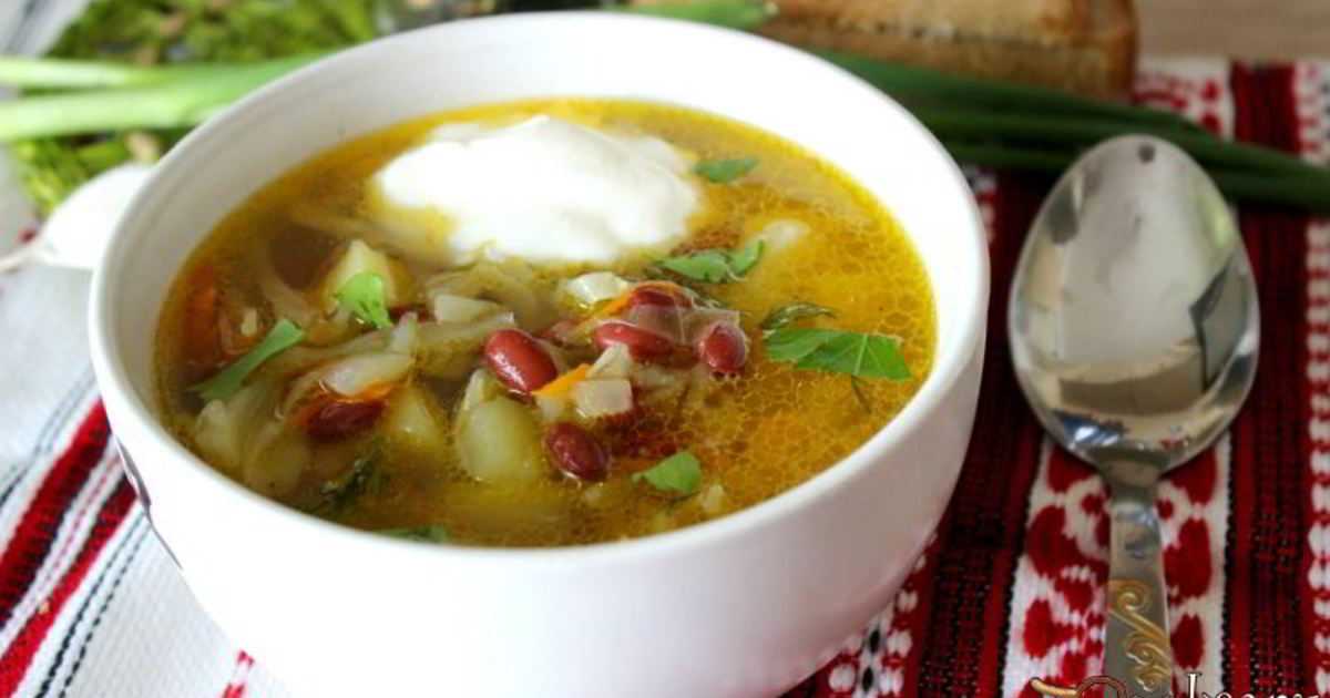 Постные щи с фасолью, консервированной и капустой