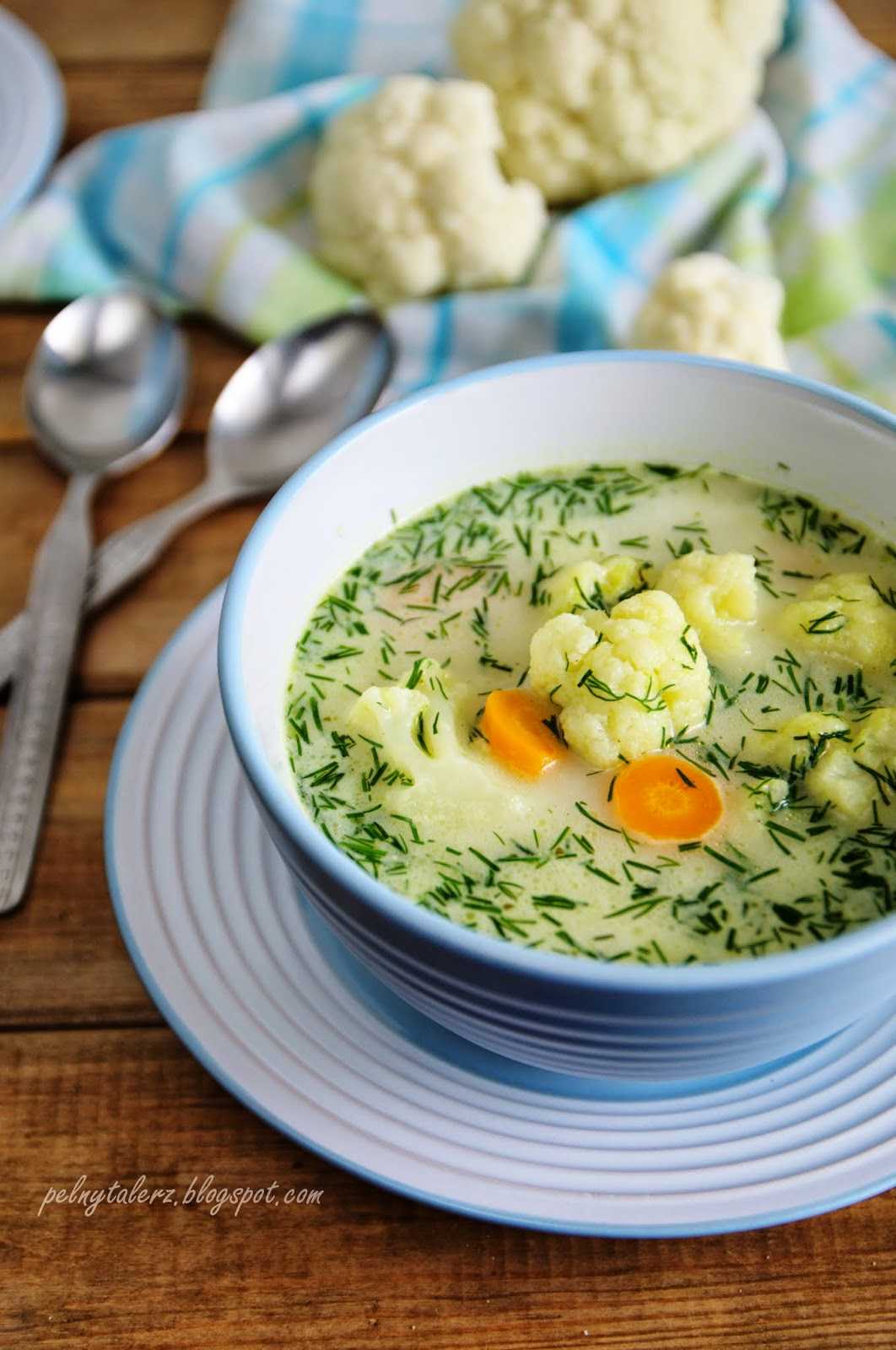 Рецепт супа из цветной капусты постный. Суп с цветной капустой. Постный овощной суп. Суп овощной со сметаной. Супчик с цветной капустой.