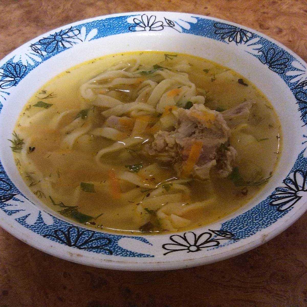 Суп лапша свиная. Лапшичный куриный суп. Суп лапша домашняя. Вермишель для супа домашняя. Куриный суп домашний.