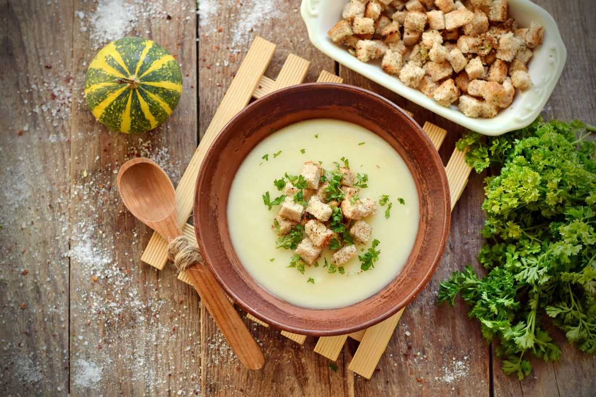 Сырный суп с гренками и овощами