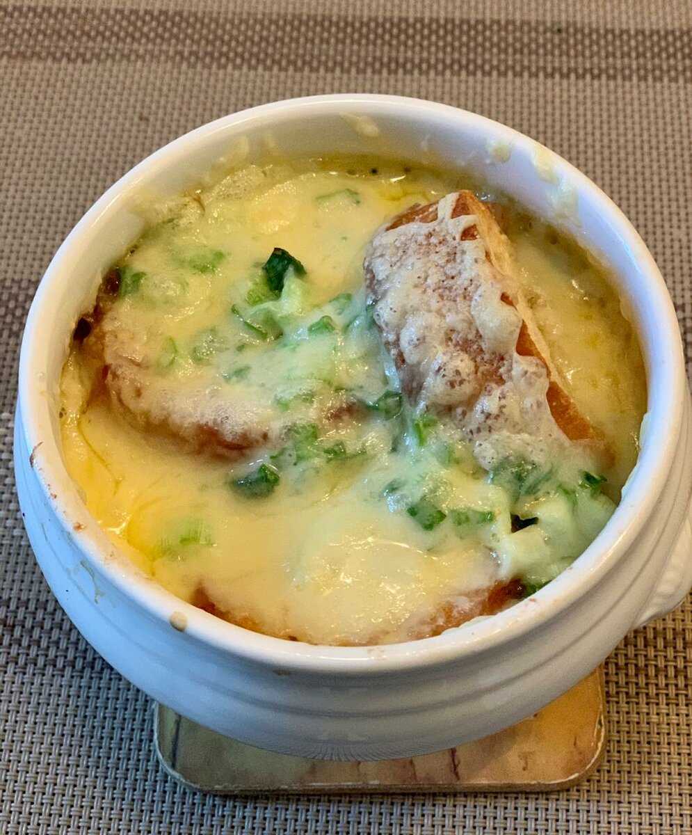 Французский луковый суп с сыром