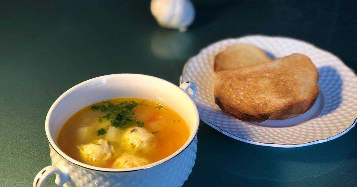Шаров супы. Куриный суп с сырными шариками. Овощной суп с сырными шариками. Суп картофельный с сырными шариками. Лёгкий суп с куриными шариками.