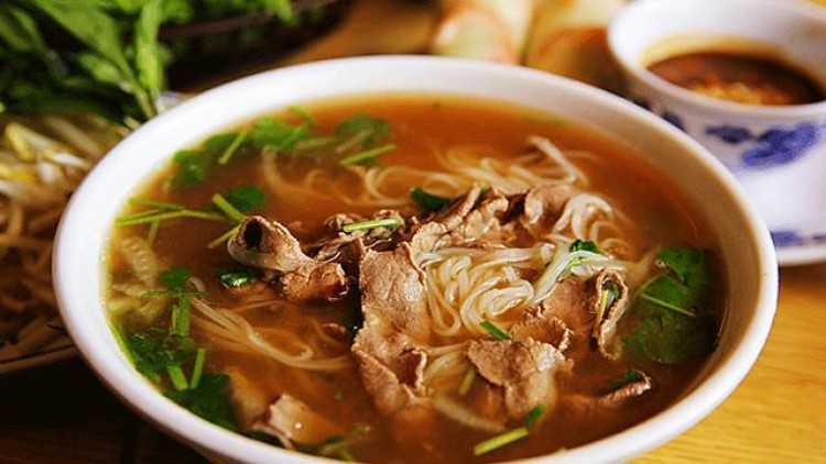 Мясной суп с лапшой