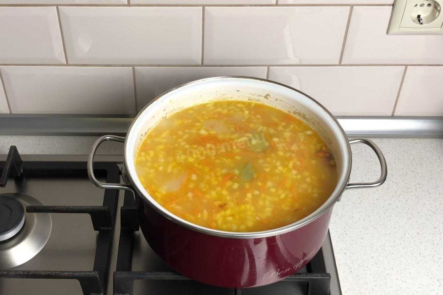 Горох на 3 литровую кастрюлю. Суп в кастрюле. Гороховый суп в кастрюле. Кастрюля с гороховым супом. Суп на зажарке.