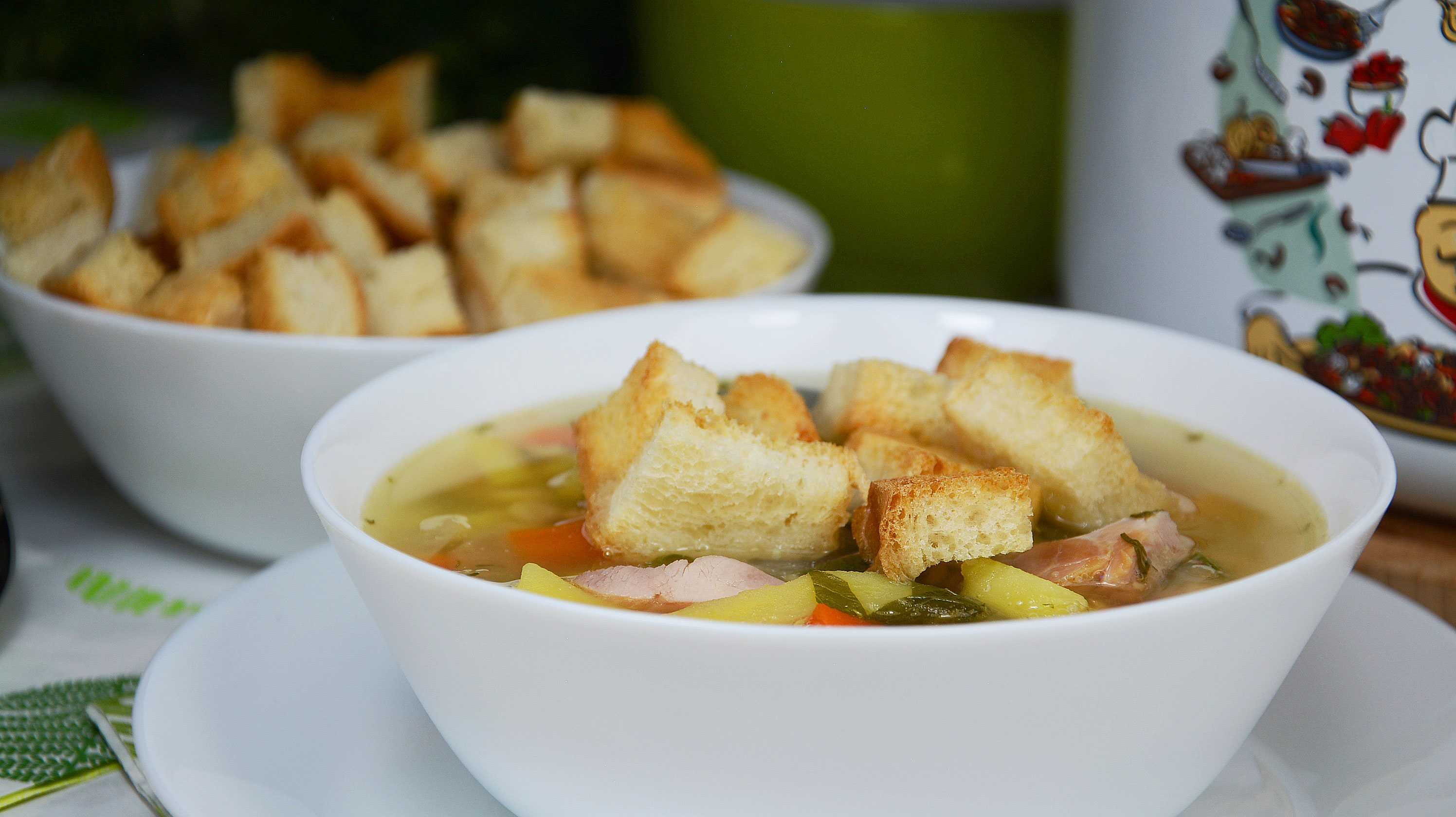 Гороховый суп с копченостями и гренками