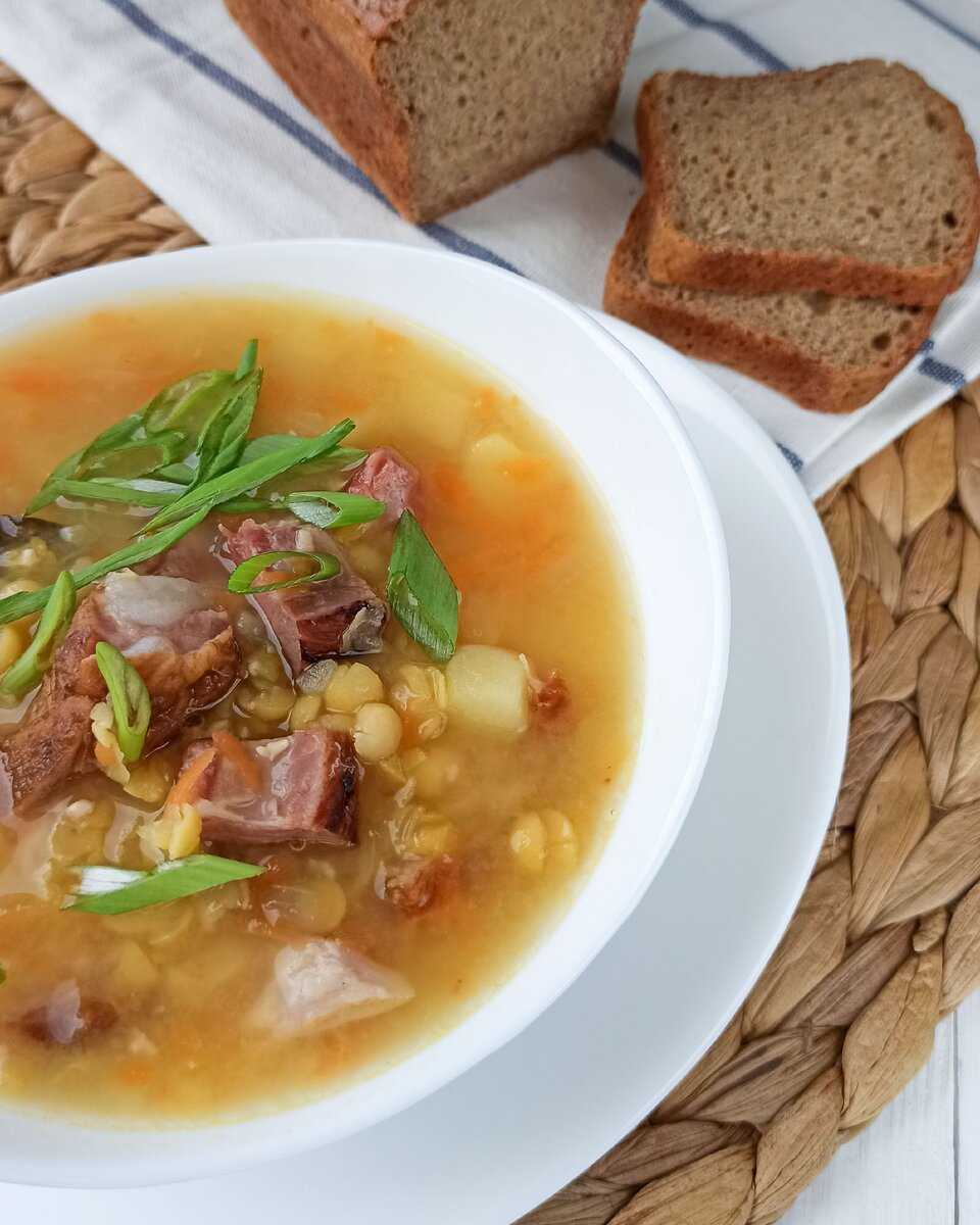 Густой гороховый суп с копчеными свиными ребрами и имбирем