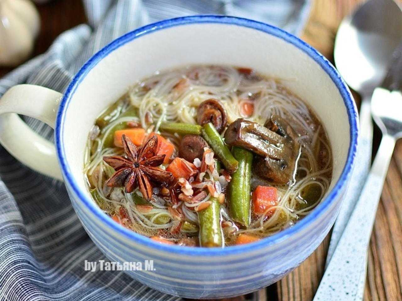 Луковый суп с рисовой лапшой и соевым соусом - кулинарный рецепт с пошаговыми инструкциями | foodini