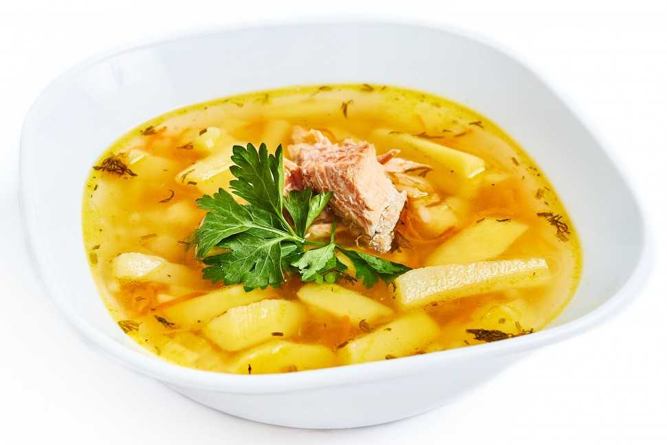 Детский рыбный суп. Суп уха. Суп на белом фоне. Уха на белом фоне. Суп картофельный с рыбой.
