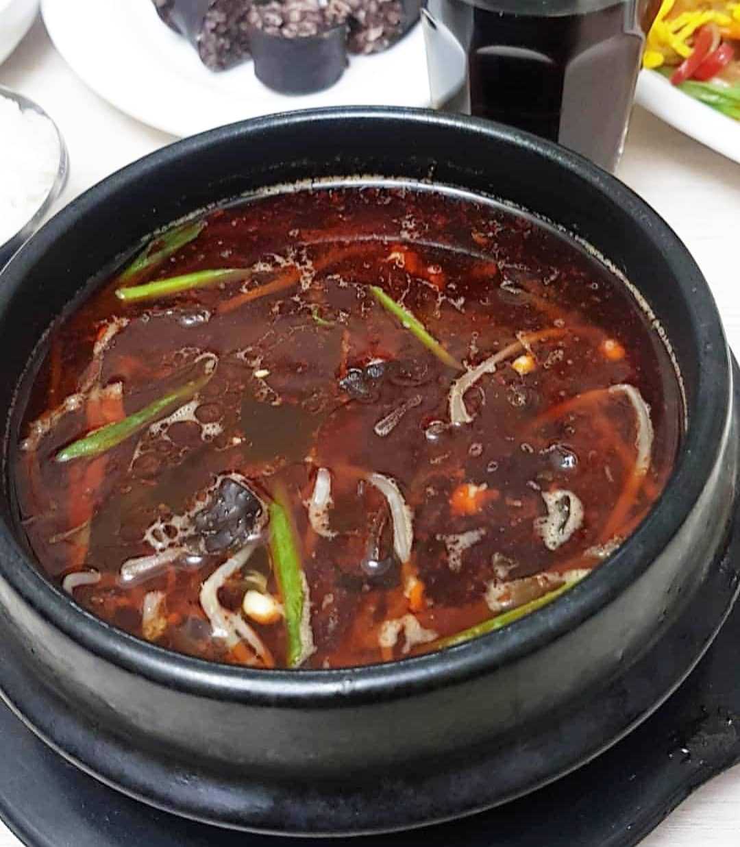 Корейский острый суп Юкеджан