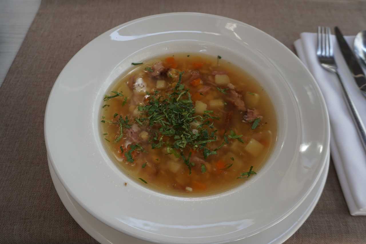 Гороховый суп с курицей и копченостями