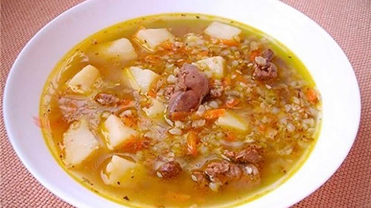 Суп с гречкой и картошкой со свининой. Суп с гречкой на мясном бульоне. Гречневый суп с мясом. Суп картофельный с гречневой крупой. Гречневый суп с говядиной.