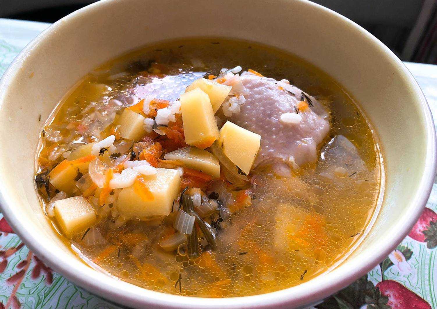 Вкусный куриный суп с рисом и картошкой