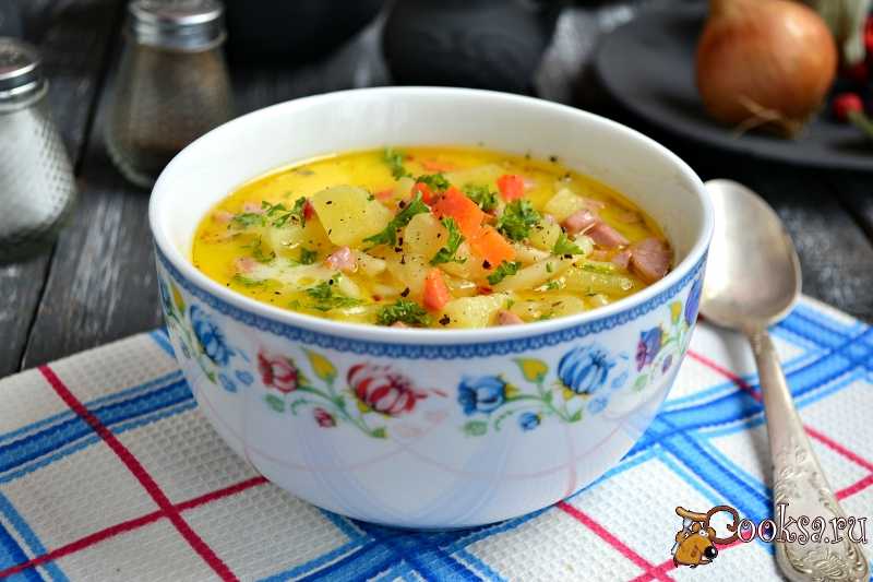 Суп с плавленным сыром и сосисками - пошаговый фоторецепт