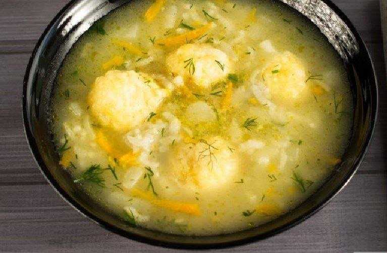 Куриный суп с клецками рецепт. Суп с сырными клецками. Суп с клецками с плавленным сыром. Суп с сырными клецками на курином бульоне. Рисовый суп с сырными клецками.