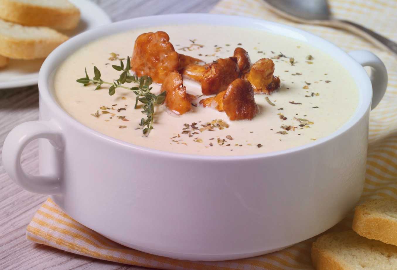 Крем суп из лисичек с сыром грюйером