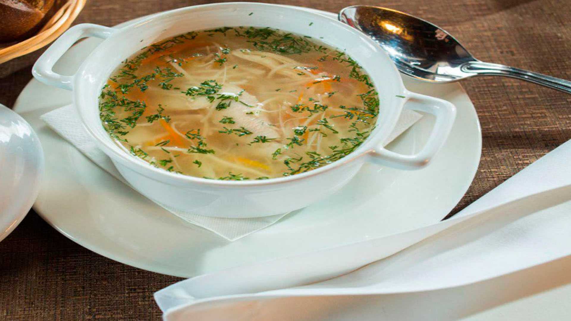 Суп лапша домашняя рецепт пошагово. Куриный суп. Суп лапша. Куриный суп с лапшой. Суп лапша домашняя.