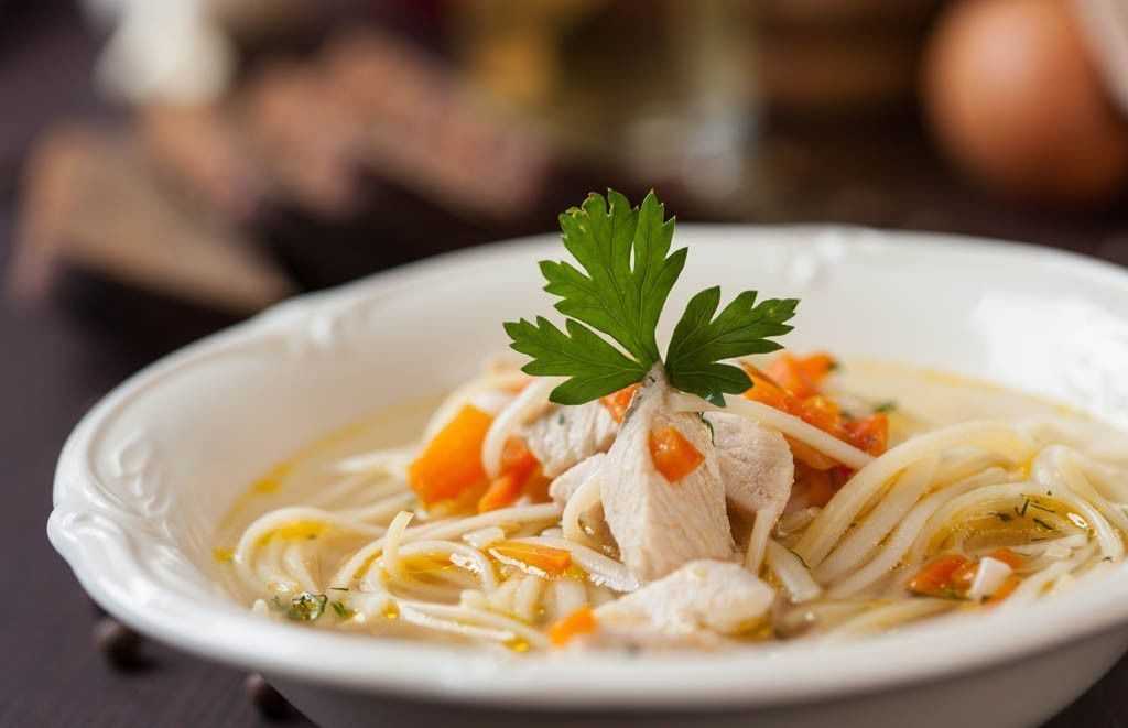Как сварить суп-лапшу с курицей по-домашнему: пошаговый классический рецепт + 5 вкусных вариантов приготовления