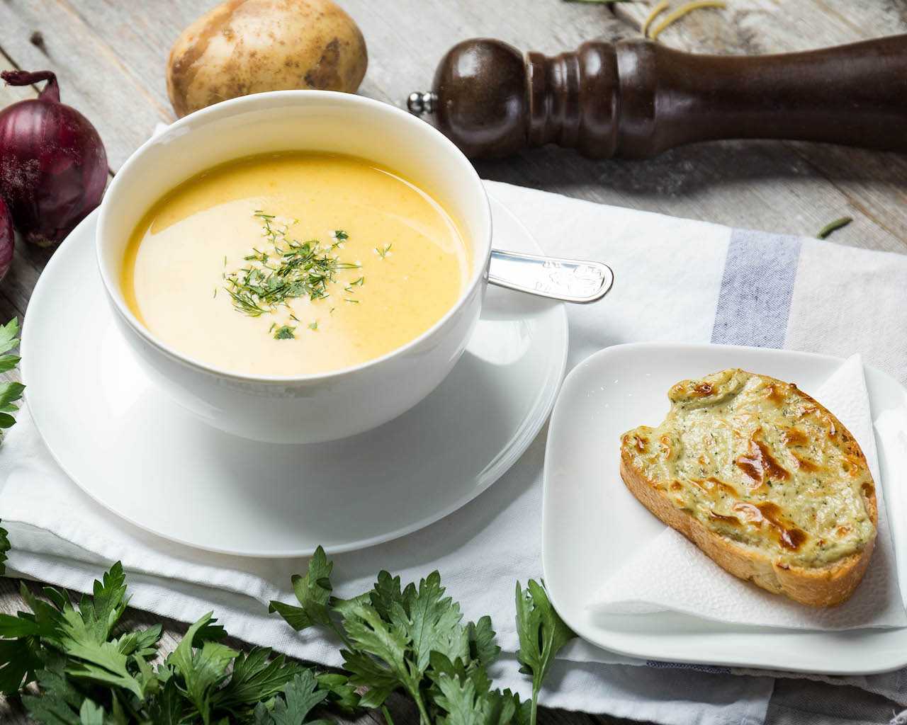 Луковый суп по-французски - классический и авторский рецепты