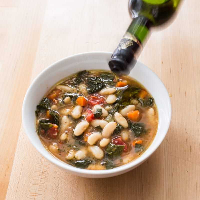 Фасолевый суп с беконом – моя палочка-выручалочка, когда нужно накормить всю семью сытным обедом: рецепт