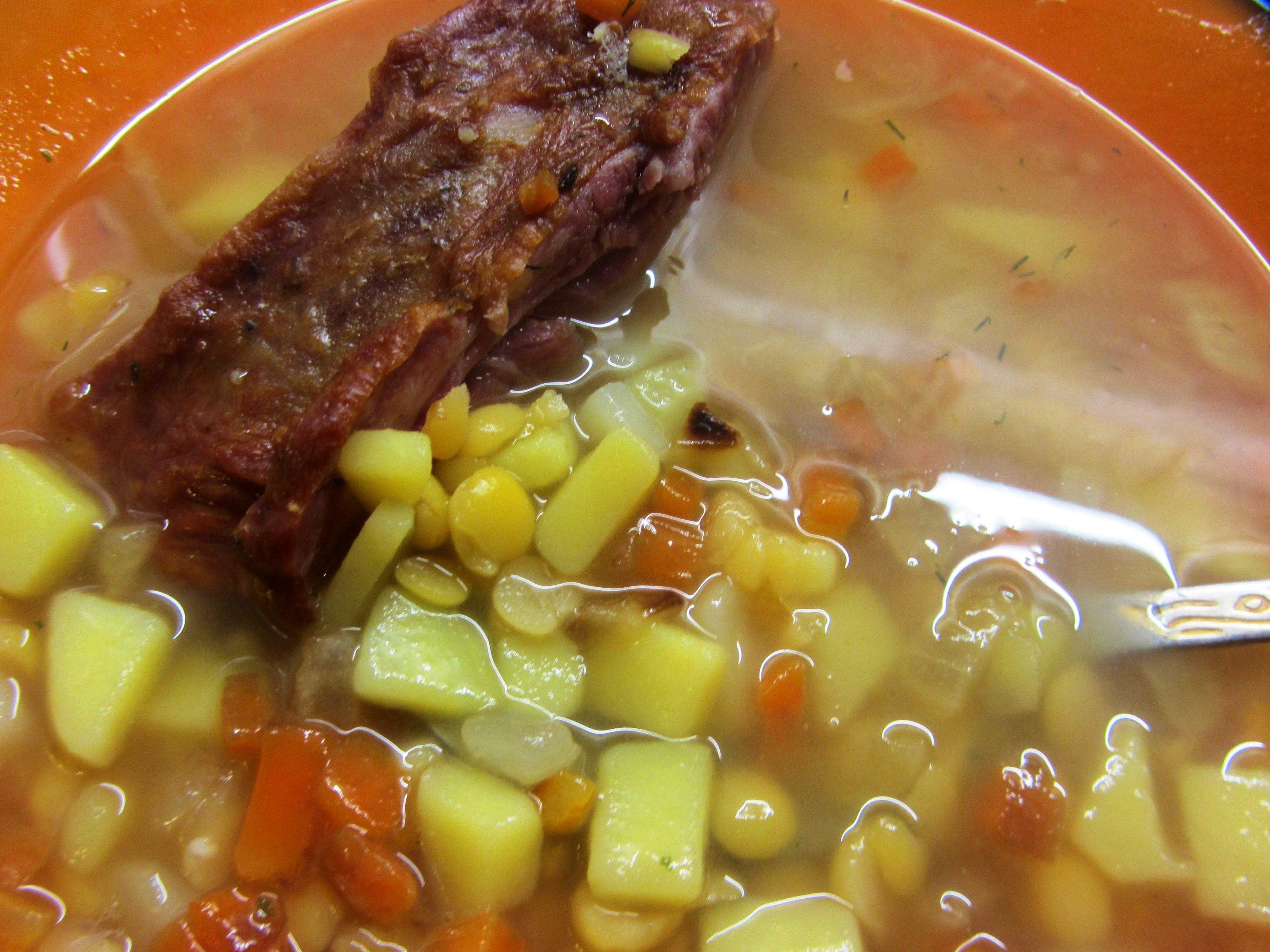 Вкусный суп с горохом и копчеными ребрышками