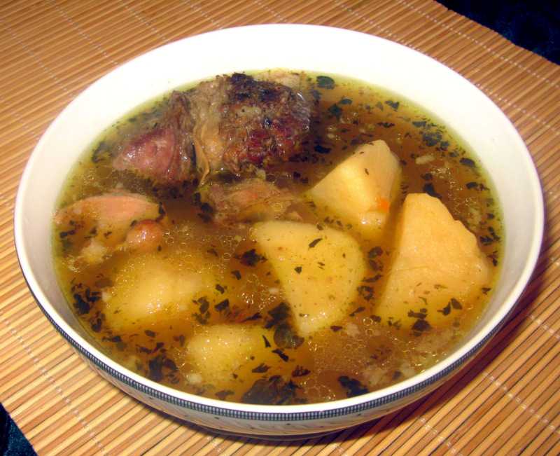 Простой суп с мясным фаршем, картошкой и томатами