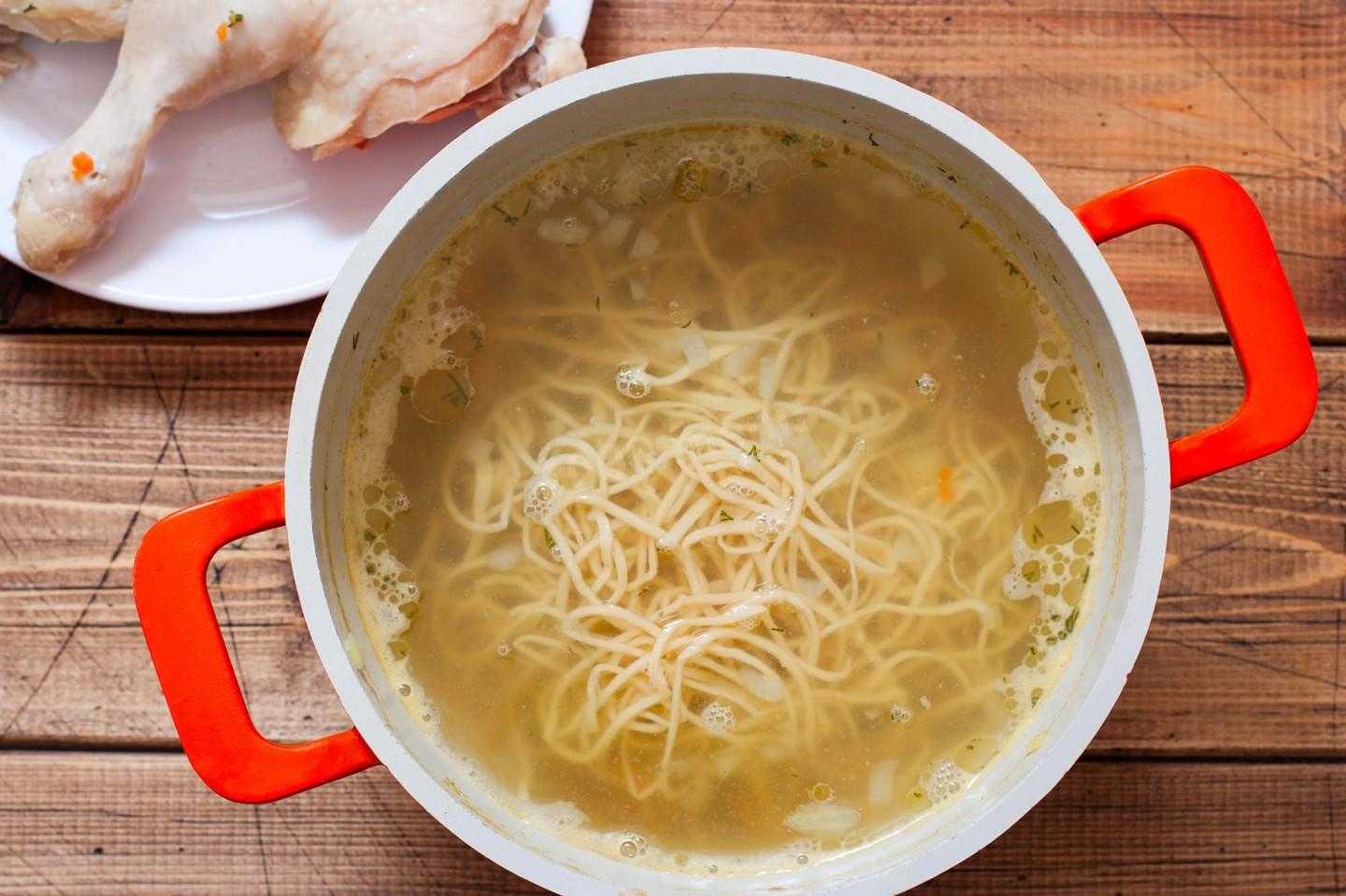 Лапша домашняя. Куриный суп с лапшой. Лапша домашняя для куриного супа яичная. Суп лапша домашняя.