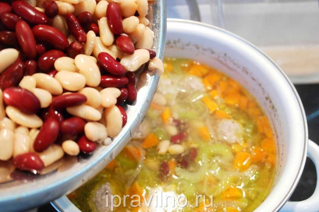 Азиатский суп с фрикадельками лапшой и фасолью
