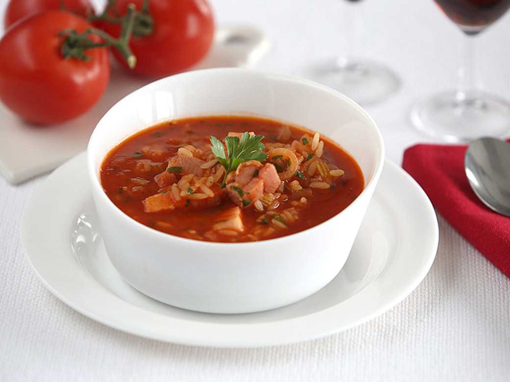 Томатный суп с базиликом и фасолью