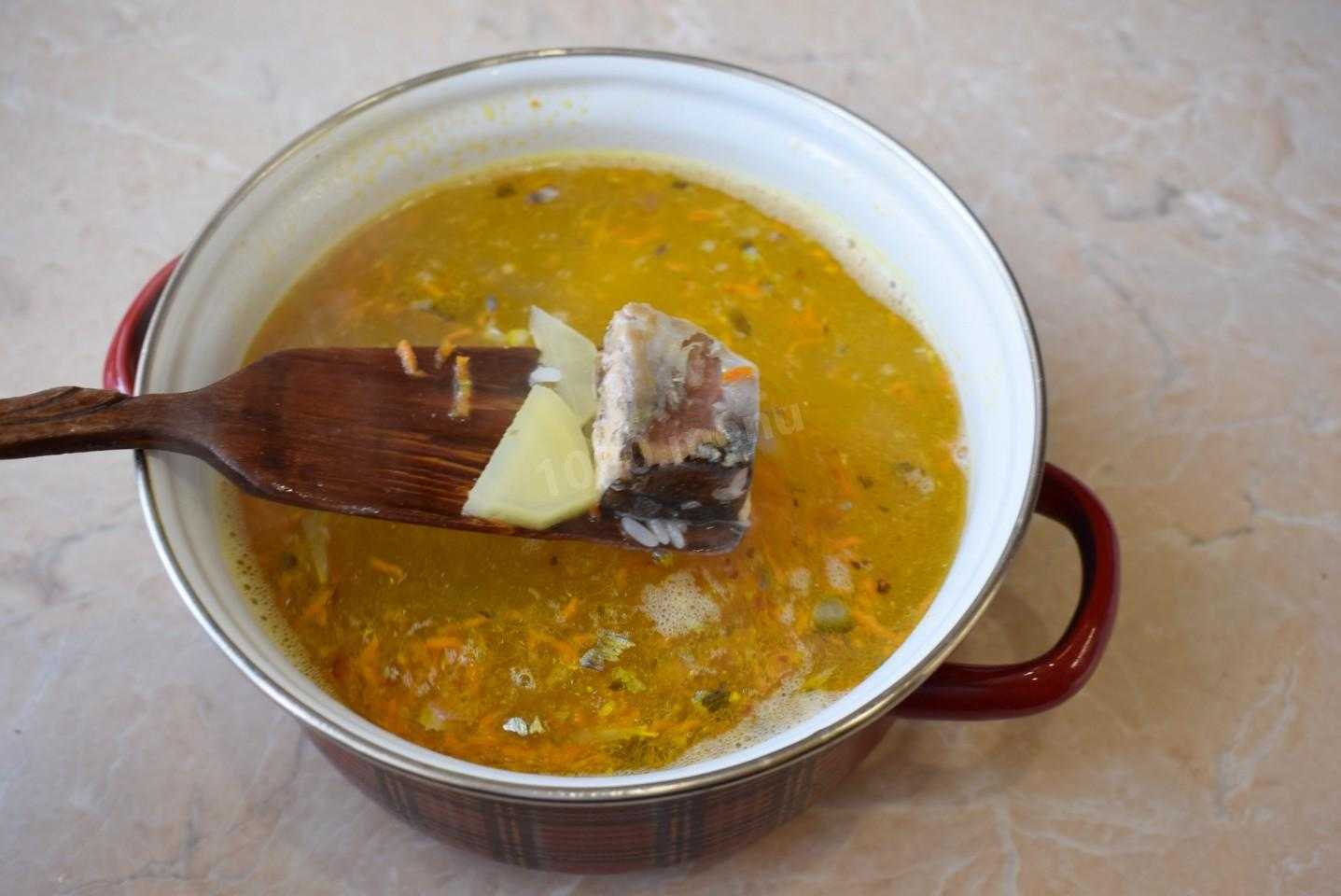 Суп из сайры с рисом и картошкой. Рыбный суп из консервов сайры. Суп из сайры с рисом. Суп из сайры консервированной. Суп из консервированной сайры с зеленым луком.