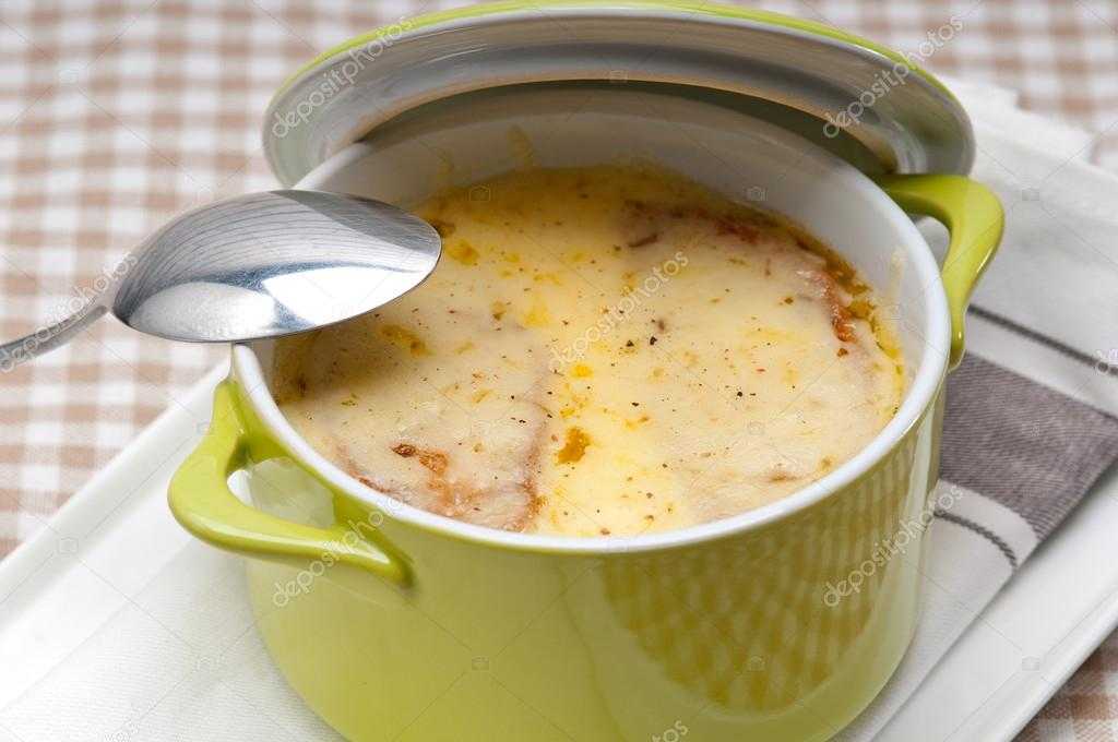 Луковый суп с плавленным сыром - пошаговый фоторецепт