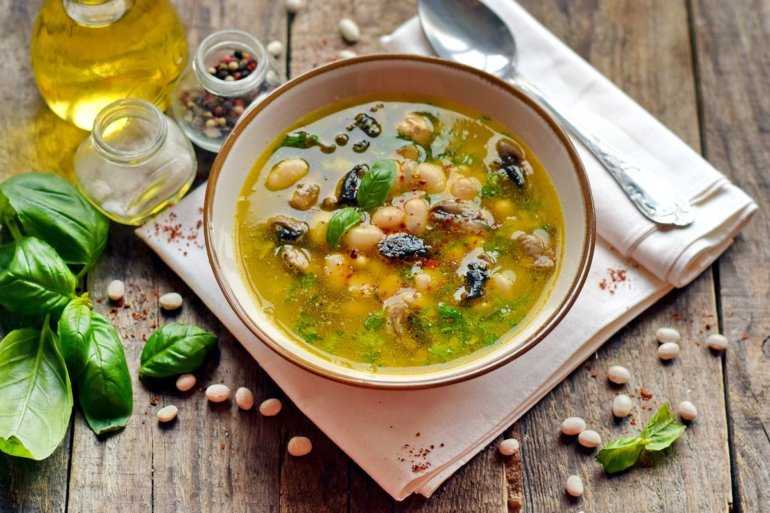 Рецепт супа в постные дни. Суп фасолевый с грибами. Постный суп с фасолью. Суп фасолевый постный. Постный суп с фасолью и грибами.