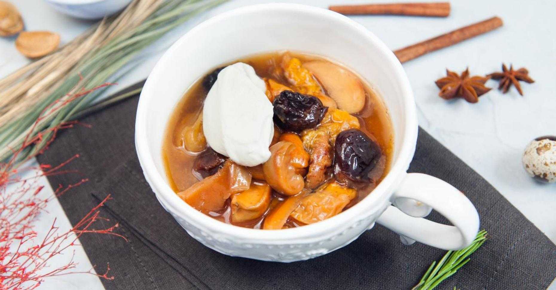 Компот из чернослива сушеного или свежего с курагой, изюмом, яблоками, грушами или клюквой с медом