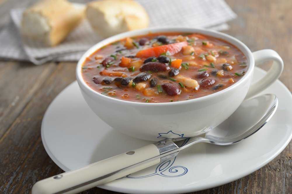 Суп с консервированной фасолью и курицей