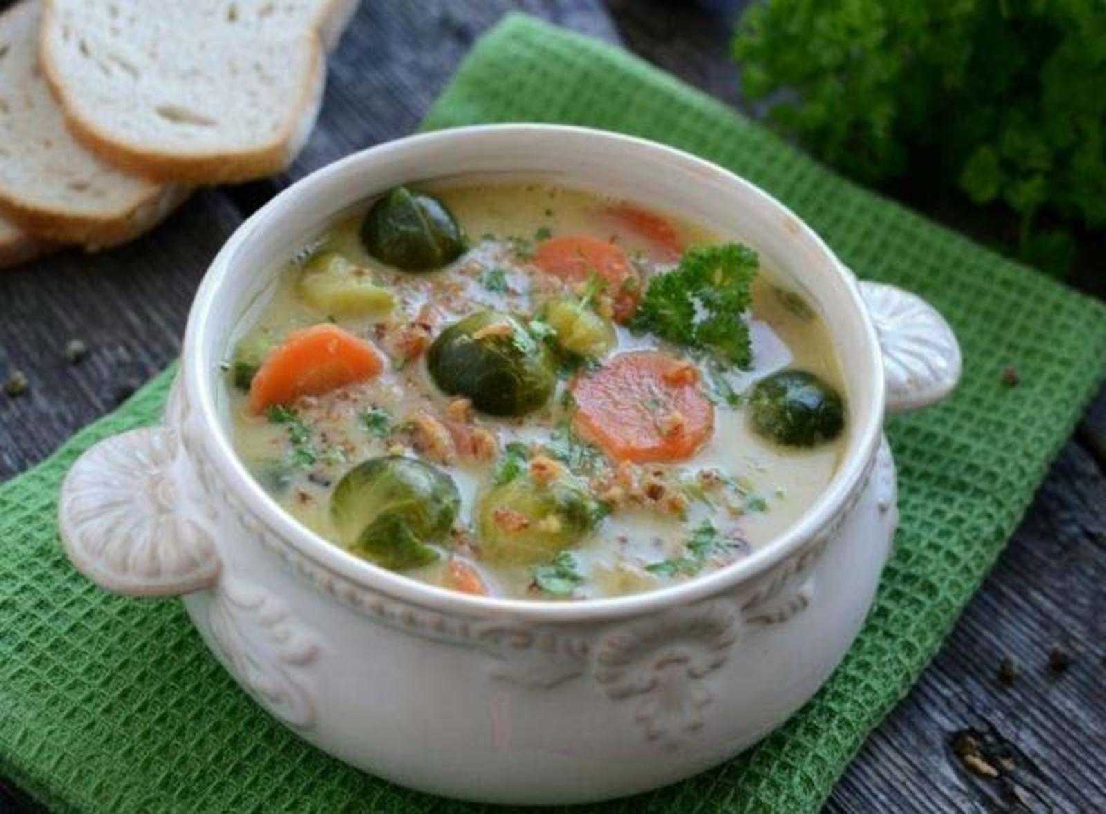Овощи вкусные супы. Овощной суп с брокколи. Овощной суп на курином бу. Суп с брюссельской капустой. Суп овощной на курином бульоне.