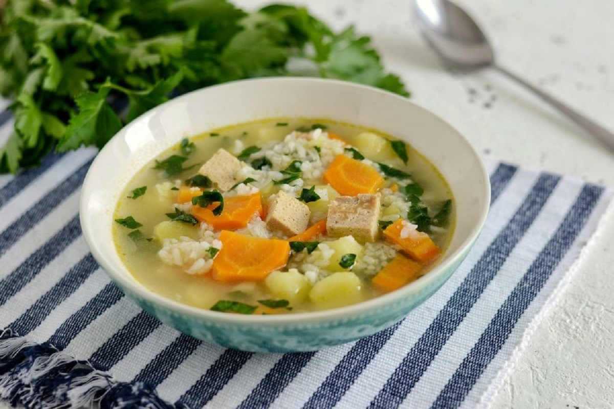 Суп картофельный с рисом. Рисовая похлебка. Овощной суп. Рисовый суп. Суп рисовый с овощами.