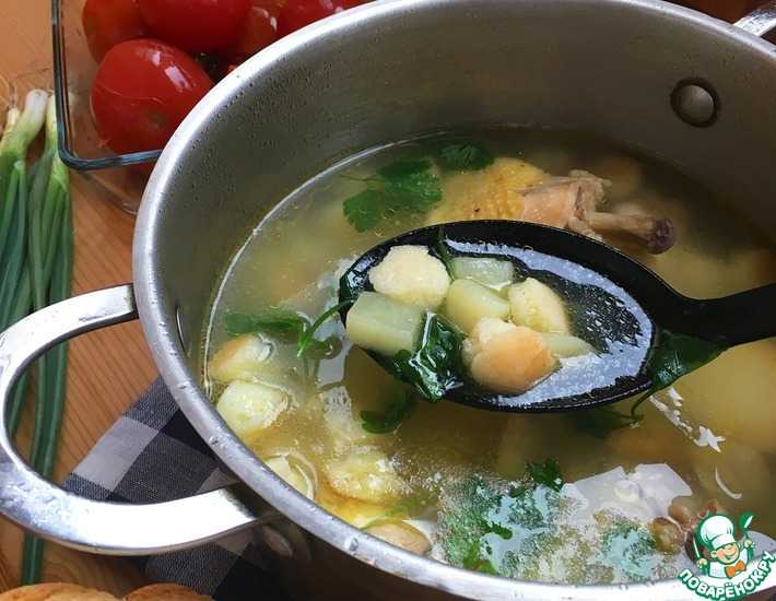 Очень простой суп с манными клецками