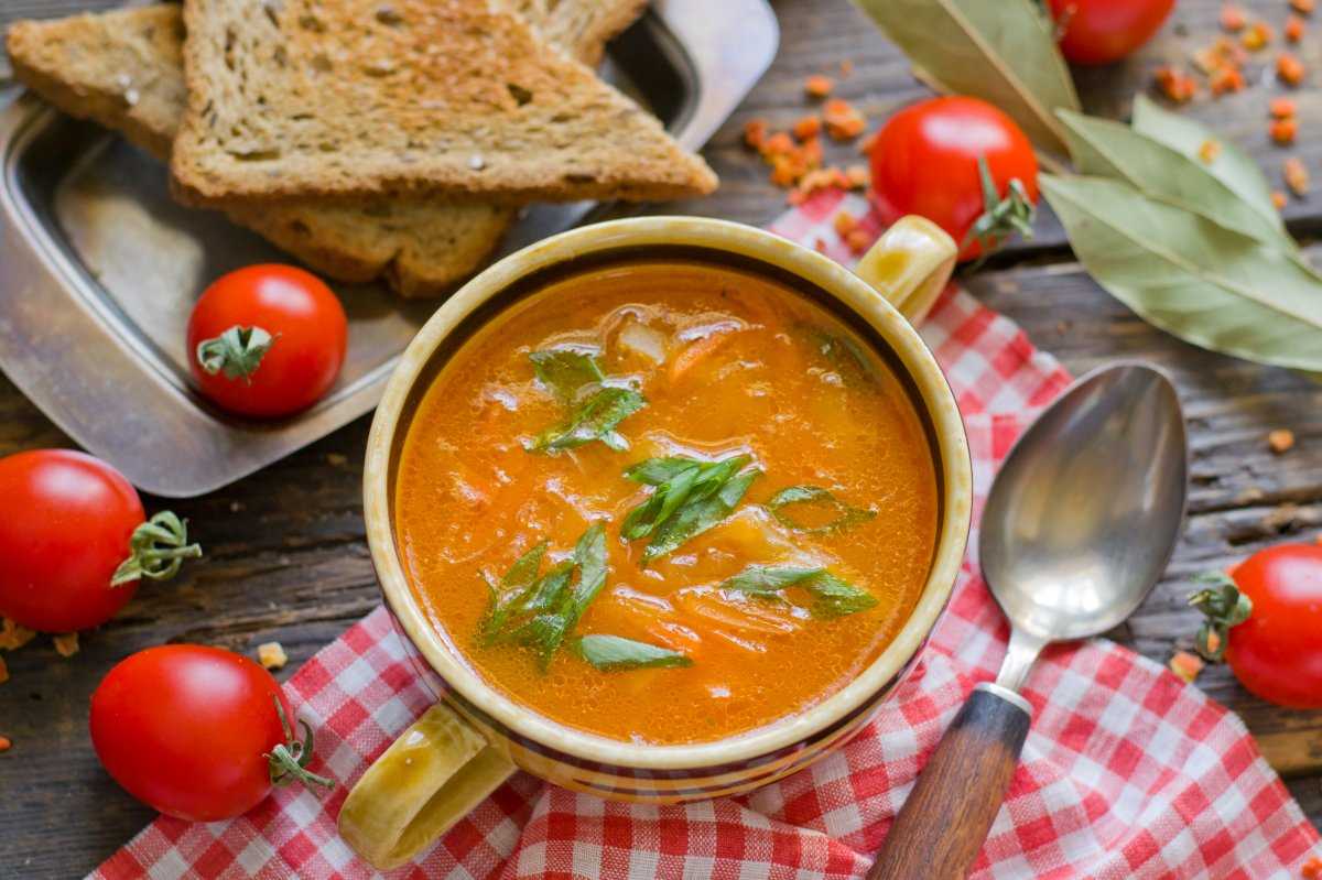 Суп с помидорами и картошкой. Томатно-базиликовый суп. Гаспачо суп пюре. Томатный крем суп. Овощные супы-пюре томатный.