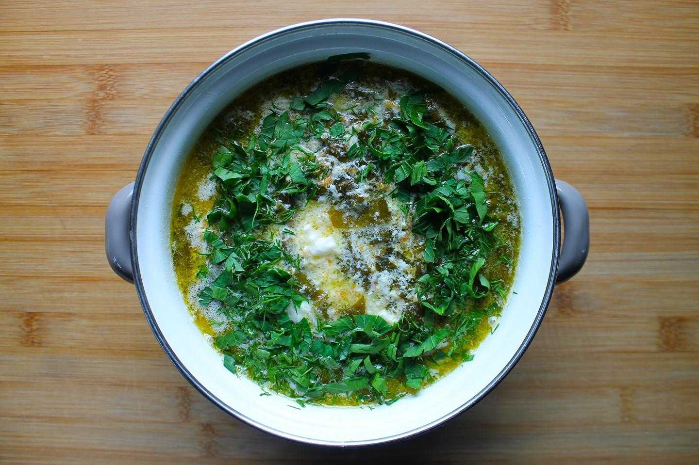 Щавелевый суп рецепт классический с яйцом пошаговый. Щавелевый суп классический. Зелёный суп с щавелем и яйцом. Зелёный борщ с щавелем и яйцом классический. Щавелевый суп фото.