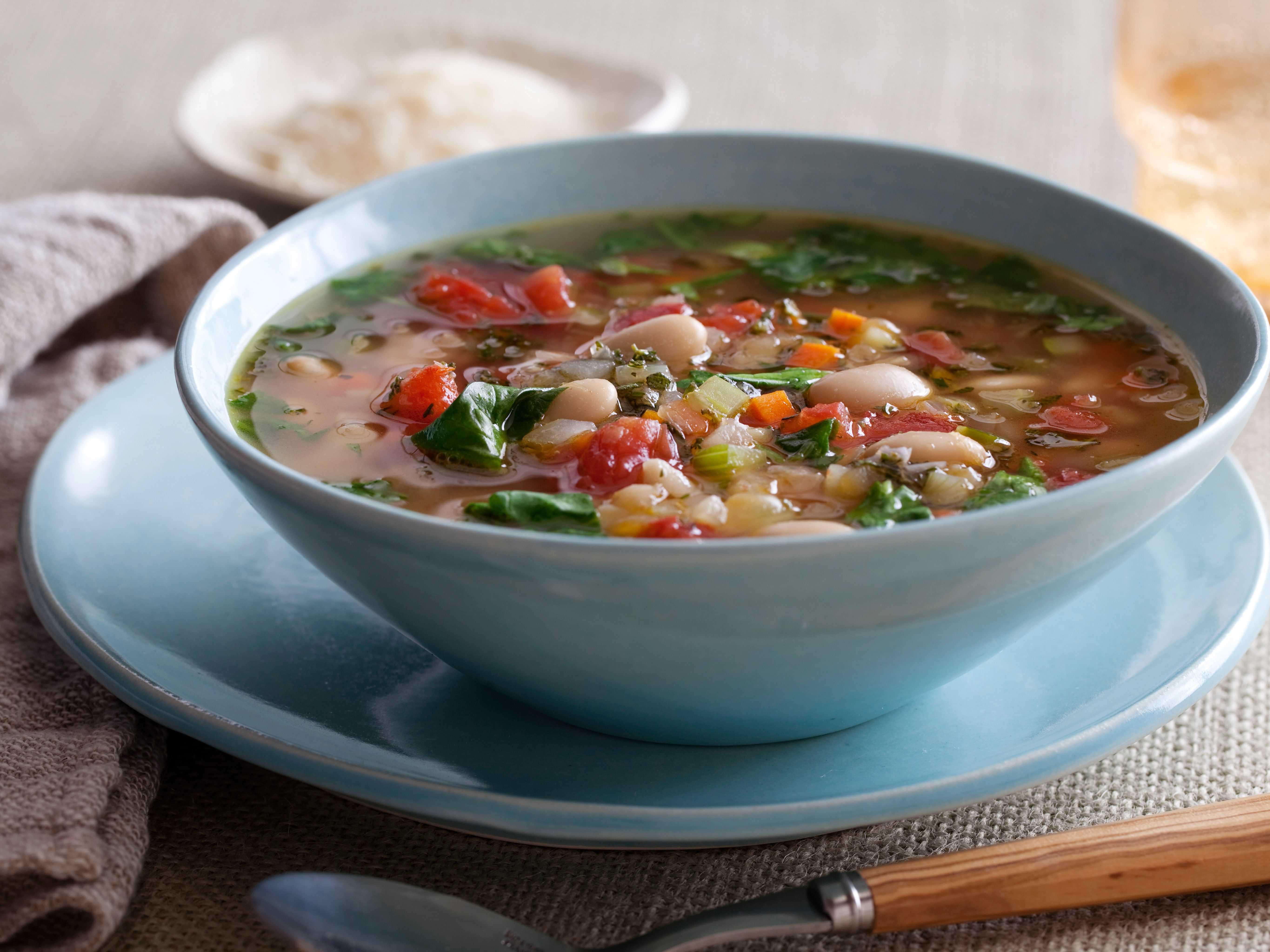 Суп вкусный и простой с фото. Овощной суп минестроне. Суп минестроне овощной постный. Минестроне по тоскански. Томатный минестроне с фасолью.