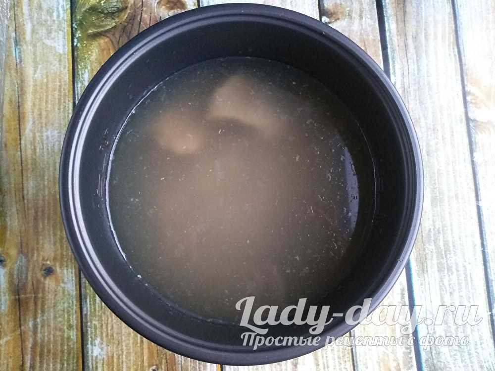 Рассольник с колбасой и солеными огурцами