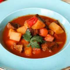 Суп гуляш с говядиной и овощами