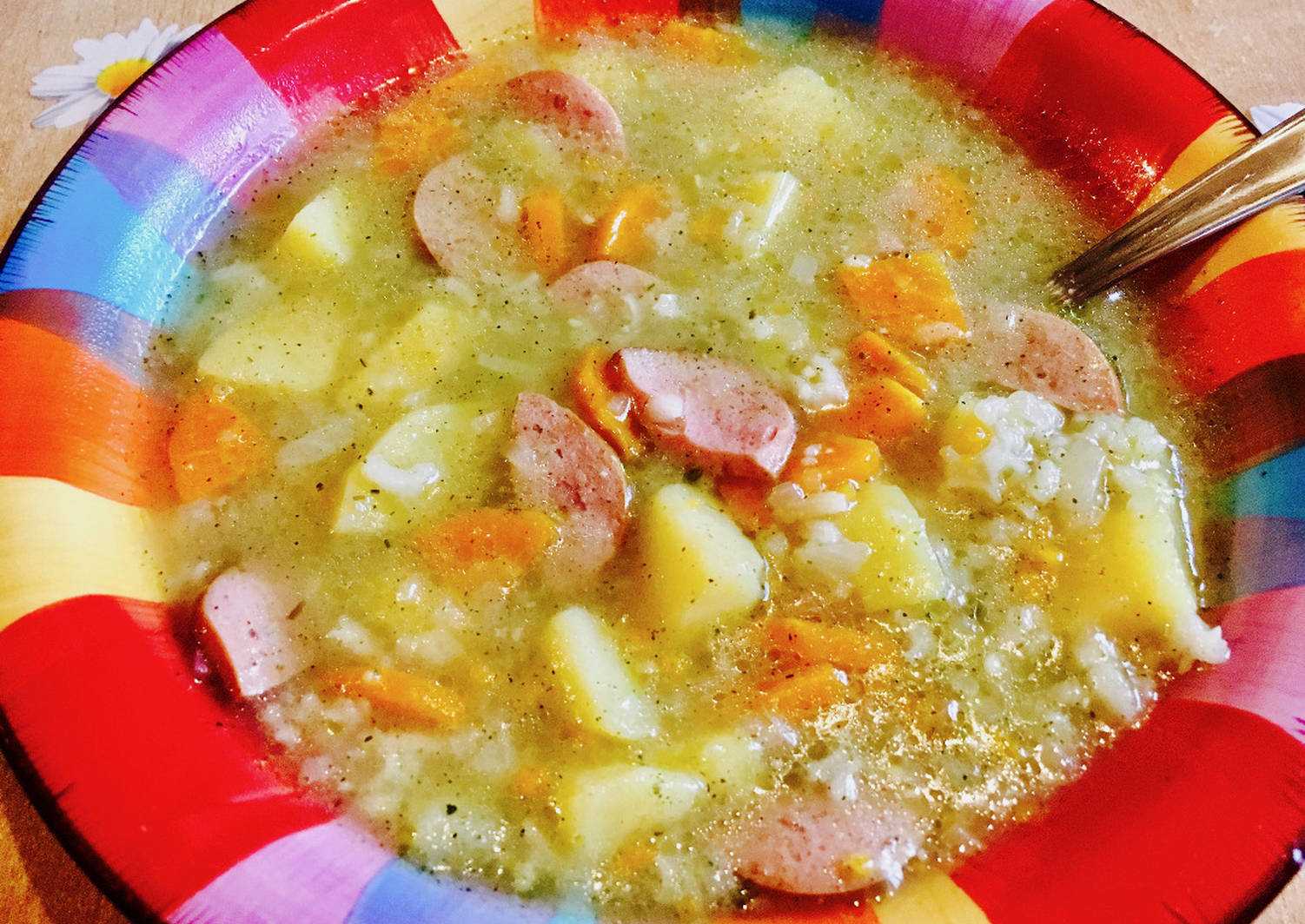 Суп с рисом и картофелем и сосисками