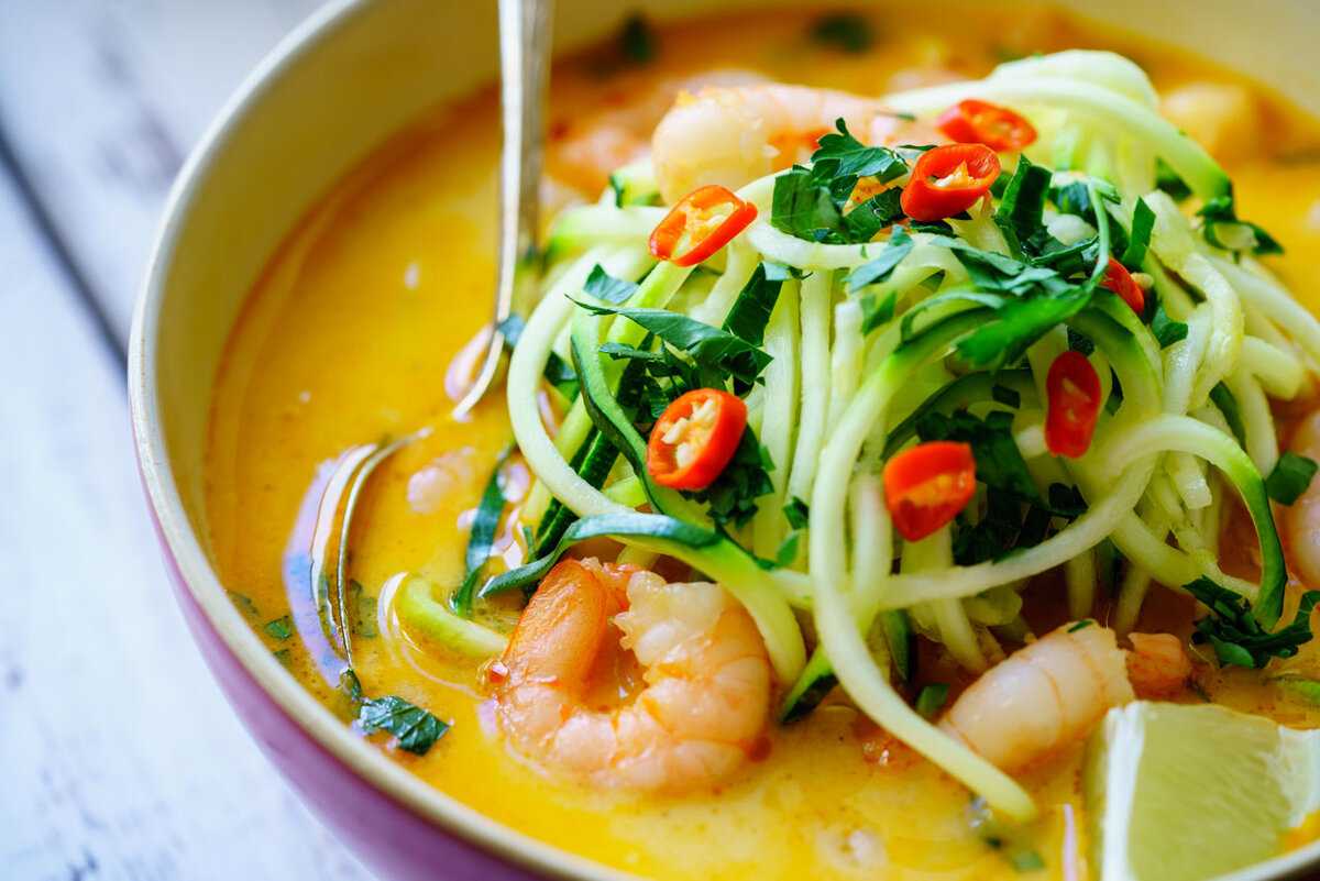 Рецепт вкусного супа с креветками. Тайский нудл суп. Креветочный суп с лапшой. Суп с креветками и лапшой. Суп с рисовой лапшой.