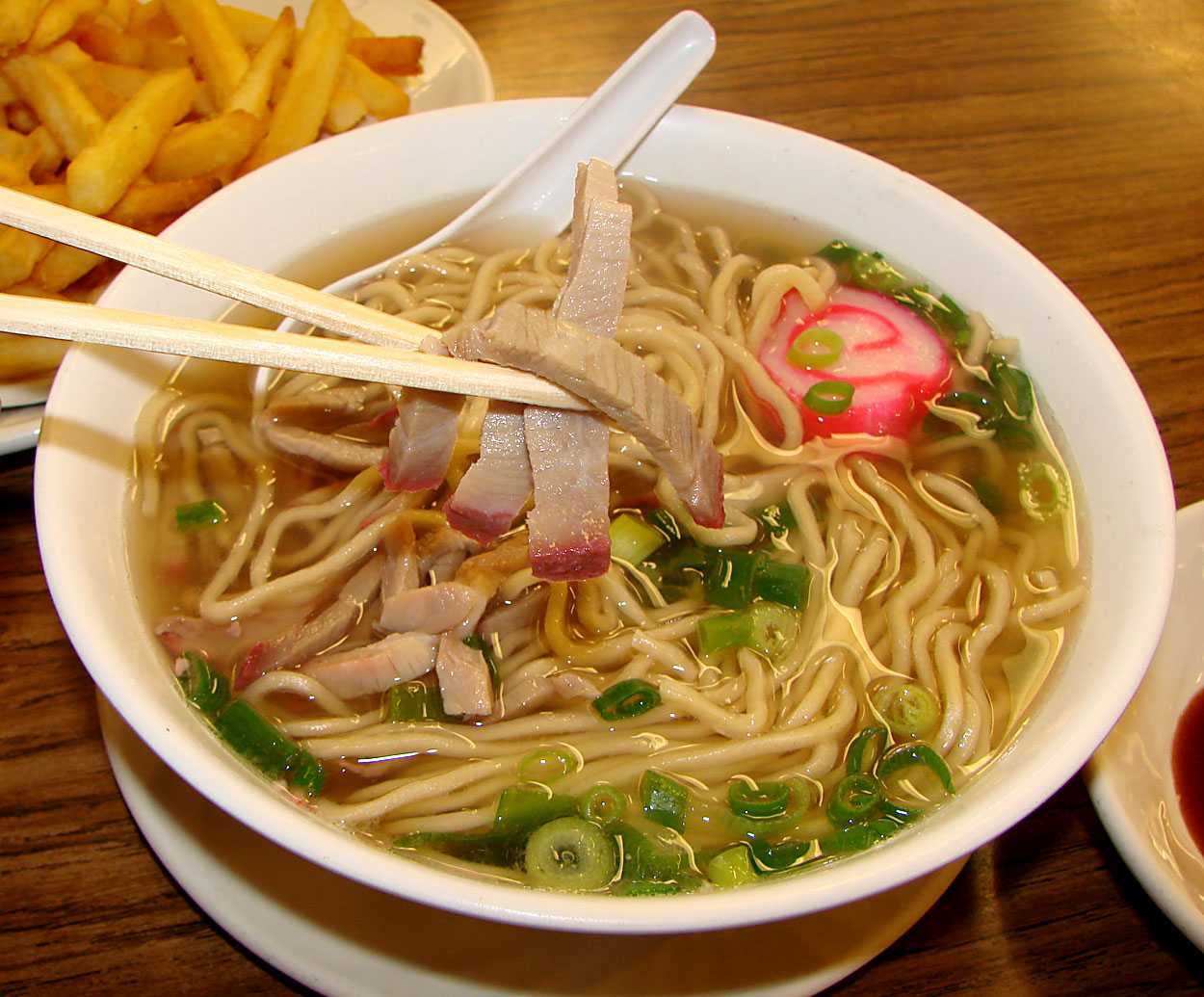 Рамен тонкоцу рамен - японский суп с лапшой