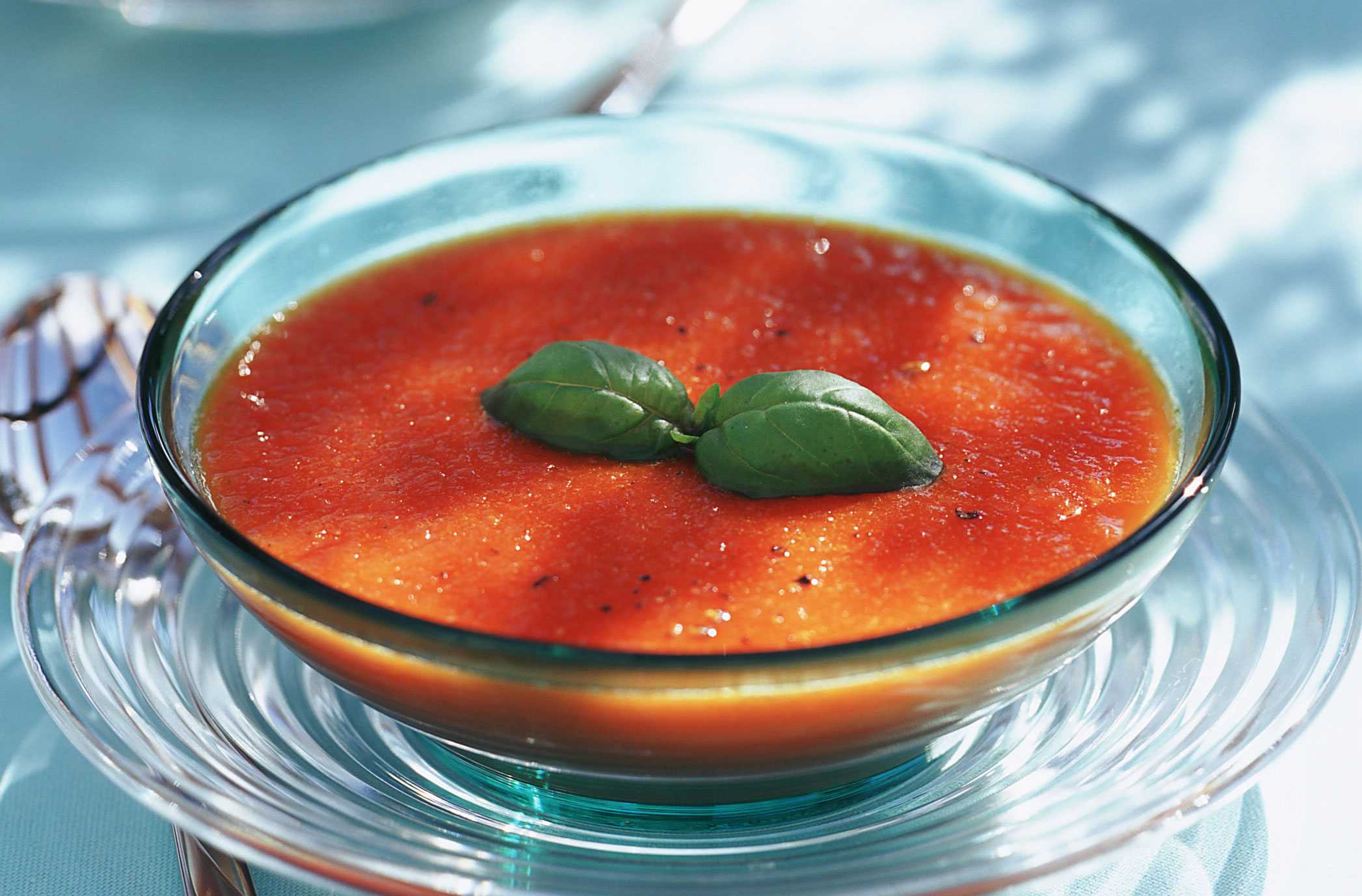 Суп томатный рецепты из свежих. Томатный суп пюре. Суп из помидоров с базиликом. Томатный суп с базиликом. Томатный суп с болгарским перцем.